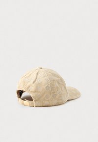 Căciulă de baseball din bumbac bej cu un model floral brodat, curea ajustabilă la spate și vizor curbat. Material texturat.