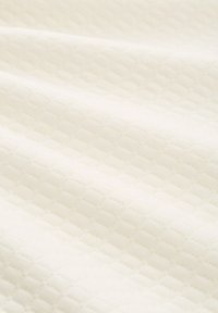 Witte textiel met een gestructureerd ruitpatroon, met een gladde oppervlakte en een lichte glans, wat zorgt voor een subtiele visuele interesse.