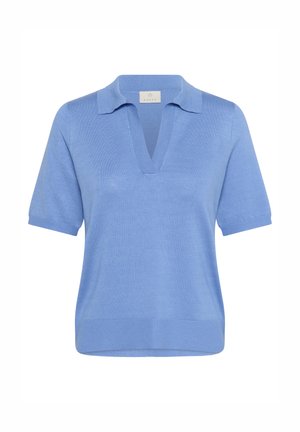 Polo en maille bleu clair avec un col en V, des manches courtes et un ourlet côtelé. Texture douce et design décontracté, adapté pour les superpositions.