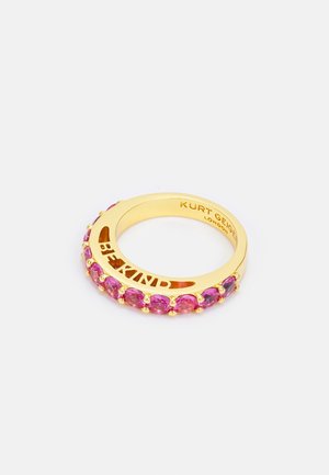 Anillo de oro con piedras preciosas rosas colocadas en fila alrededor de la banda, grabado con "Kurt Geiger London" en el interior.