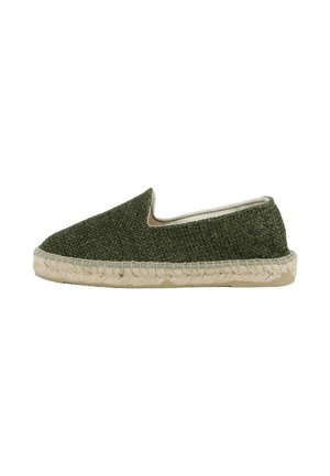 Scarpa slip-on verde in tessuto con tomaia intrecciata, punta rotonda e suola in corda di juta. Fodera interna liscia e dettagli di cucitura discreti.
