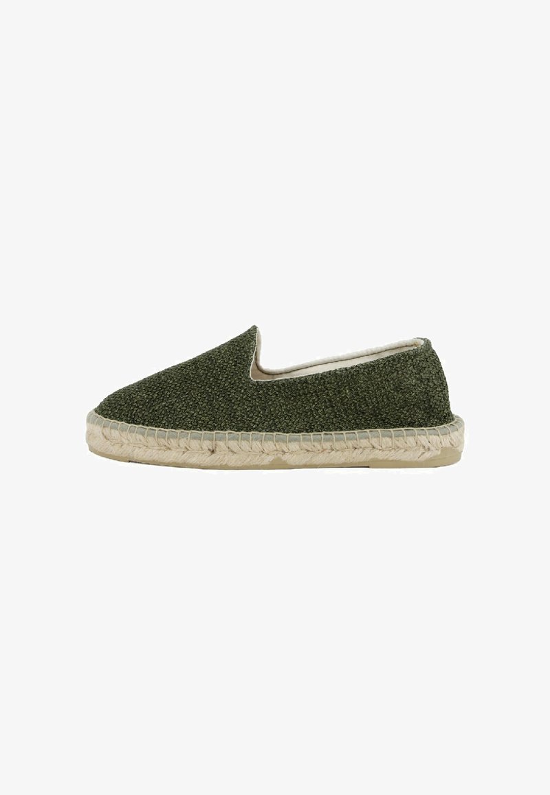 Scarpa slip-on verde in tessuto con tomaia intrecciata, punta rotonda e suola in corda di juta. Fodera interna liscia e dettagli di cucitura discreti.