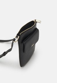 Borsa a tracolla nera in pelle con finitura testurizzata, zip dorata, tasca anteriore con pattina e tracolla regolabile. Design compatto e strutturato.
