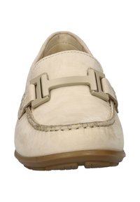 Beige leren instapper met een afgeronde neus, decoratieve lichtgekleurde metalen details en contrasterende stiksels op een flexibele tan rubberen zool.