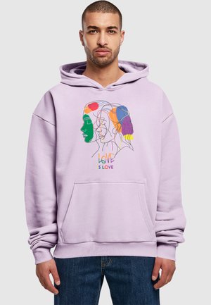 Hellblauer Hoodie mit einer vorderen Tasche, der mehrfarbige Linienkunst von Gesichtern und den Text "LIEBE IST LIEBE" unter dem Design zeigt.
