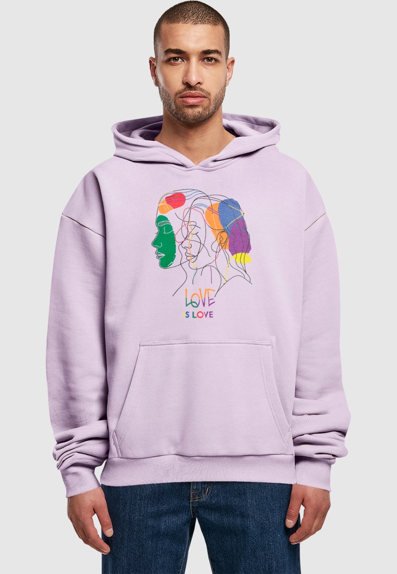 Svetlo vijolična kapuca s sprednjim žepom, ki prikazuje večbarvno linijsko umetnost obrazov in besedilo "LJUBEZEN JE LJUBEZEN" pod oblikovanjem.