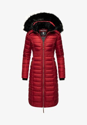 Abrigo de invierno aislado rojo con capucha forrada de piel sintética, puños acanalados, cierre con cremallera frontal y bolsillos laterales. Textura acolchada en toda la prenda.