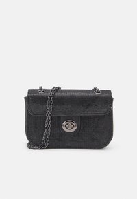 Borsa a tracolla nera intessuta con catena, di forma rettangolare, chiusura magnetica e texture sottile, con un dettaglio in metallo sul fermo.