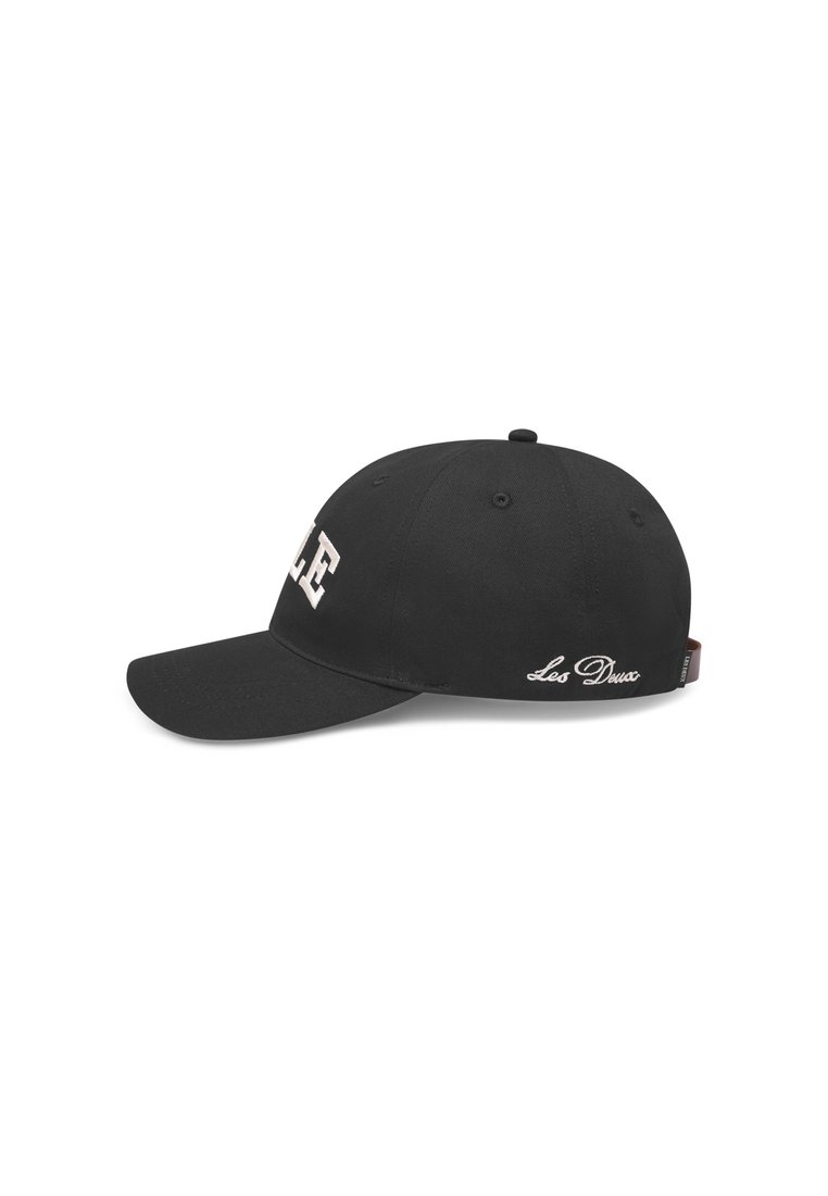 Casquette de baseball noire en tissu avec une visière courbée, présentant des lettres blanches à l'avant et un logo brodé sur le côté.