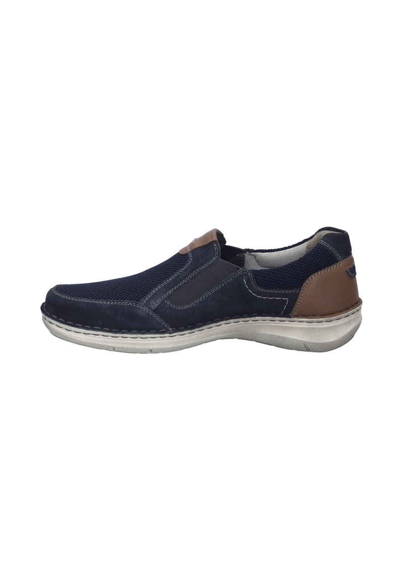 Námořnické slip-on boty s hladkým textilním a semišovým svrškem, tanovými koženými akcenty a bílou gumovou podrážkou, s kontrastními švy.