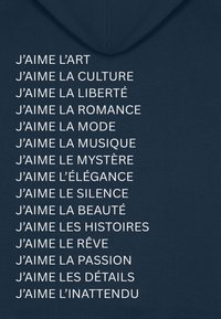 Felpa navy con testo bianco che elenca varie frasi che iniziano con "J'aime" (amiro) in un font pulito e audace, mettendo in evidenza l'apprezzamento per l'arte, la cultura e l'eleganza.