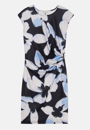 Ziedu kleita, kas izgatavota no mīksta auduma, ar melnu pamatu, lieliem gaiši ziliem un baltiem ziedu rakstiem, kā arī sānu vērpes detaļu ar metālisku akcentu.