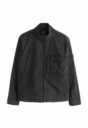 Dunkelgraue Freizeitjacke mit Frontreißverschluss, hohem Kragen und mehreren Taschen an Brust und Ärmeln, flach auf weißem Hintergrund dargestellt.