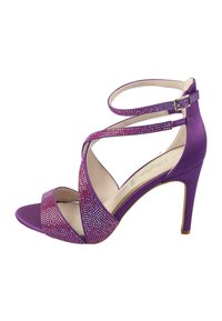 Sandali con tacco alto in satin viola, caratterizzati da cinturini incrociati decorati con strass multicolori e una cinghia alla caviglia con fibbia.