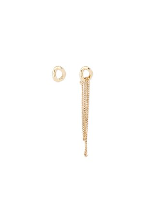 Pendientes de oro con una forma redonda abstracta e irregular, que presentan un detalle de cadena colgante. La cadena está compuesta por múltiples hilos delicados.