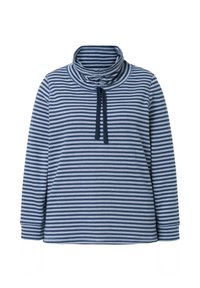Maglione a collo alto a righe in blu navy e azzurro chiaro, con collo alto e dettaglio con lacci all'escursione del collo. Realizzato in morbido tessuto a maglia.