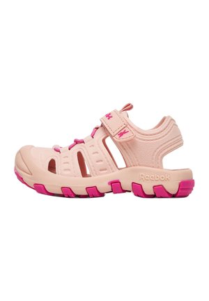 Jasnoróżowa dziecięca sandałka Reebok z regulowanym paskiem, wycięciami wentylacyjnymi oraz jaskraworóżową podeszwą i sznurowadłami.