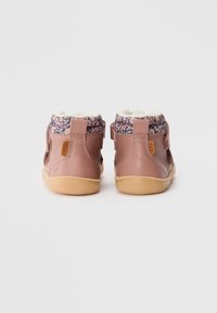 Brune lær ankle støvler med en blomsterdekorert stoffkrage, beige gummisåle og borrelåsremmer for justerbar passform.