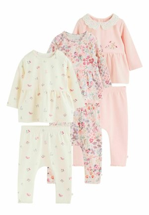 Tre sæt baby pige pyjamas med lange ærmer og bukser, med blomster- og ensfarvet pastelrosa designs og en hvid bølget krave på en top.