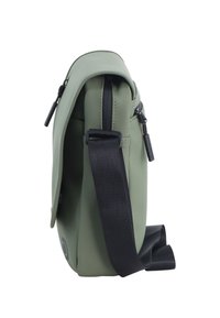 Borsa a spalla in materiale verde oliva opaco con design a pattina, tracolla nera regolabile e tasca con zip sul lato.