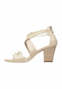 Beige åben-tå hæl sandal med krydsstrop design, metalliske accenter og en tekstureret blokhæl. Lynlås på siden for en sikker pasform.