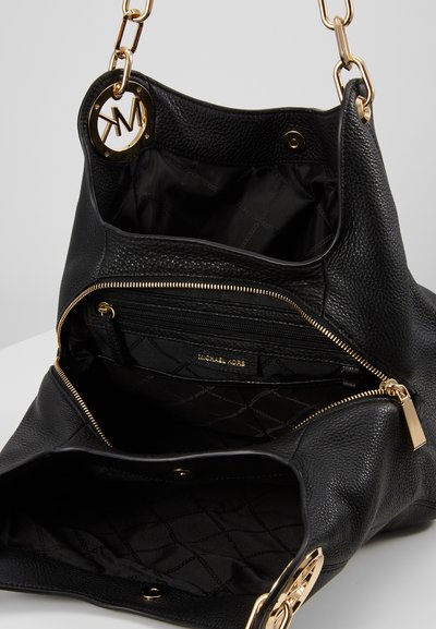 Sac à main en cuir noir avec quincaillerie dorée, finition texturée, grande ouverture, poche zippée intérieure et accent logo sur la poignée.