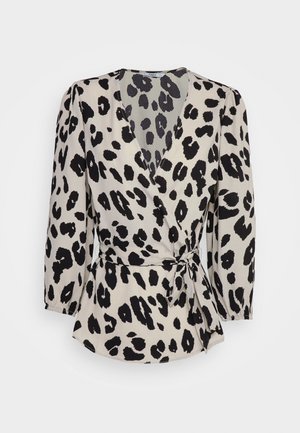 Beige omslagsbluse med sorte, ujævne leopardpletter, lange pufærmer og bindebånd i siden ved taljen.