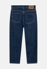 Pantalones vaqueros de mezclilla en azul oscuro con corte de pierna recta, que cuentan con una etiqueta de cuero marrón en la parte trasera de la cintura y dos bolsillos traseros.