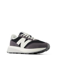 Herrenschuhe mit einem schwarzen Mesh-Obermaterial, grauen Wildlederakzenten und einem weißen Logo. Dicke weiße Sohle mit einer strukturierten grauen Außensohle.