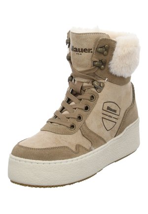 Beige High-Top-Winterstiefel aus Wildleder mit weißem Fellkragen, Metallösen, dicker weißer Sohle und "Blauer USA"-Markenaufdruck an der Seite und Zunge.