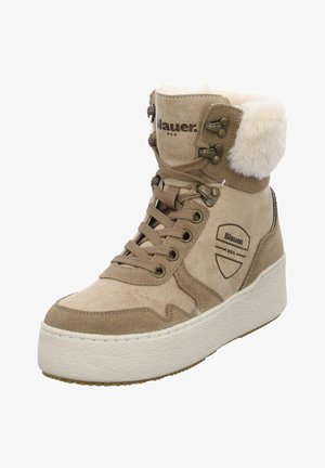 Botte d'hiver beige en daim montante avec col en fourrure blanche, œillets en métal, semelle épaisse blanche, et marquage "Blauer USA" sur le côté et la languette.