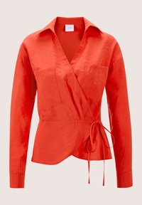 Rotes Wickelhemd mit V-Ausschnitt, langen Ärmeln, Brusttasche und Taillendetail mit Bindeband. Hergestellt aus einem strukturierten Stoff.