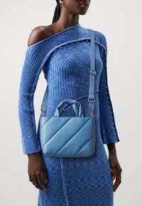 Calvin Klein Jeans - MICRO TOTE  - Rokassoma - dusk blue Miniatūras attēls 1