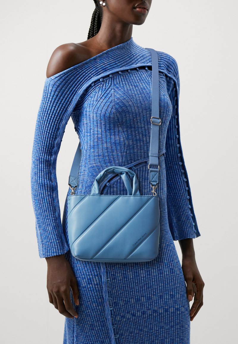 Calvin Klein Jeans MICRO TOTE  - Borsa a mano - dusk blue