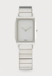 Reloj rectangular de acero inoxidable plateado con una esfera blanca minimalista, que presenta manecillas delgadas y una pulsera de metal texturizada con acabado cepillado.