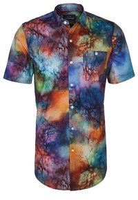 Košile s krátkým rukávem na knoflíky s vícebarevným abstraktním vzorem obsahujícím tmavě modré, oranžové a zelené odstíny; obsahuje jednu náprsní kapsu a šest knoflíků.