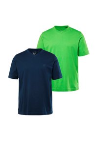 Dos camisetas de algodón: una azul marino con escote en V y un logo sutil, y una verde brillante, ambas con mangas cortas y un corte relajado.