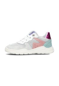 Witte mesh en suède sneakers met roze en turquoise accenten, glanzende paarse hak en witte rubberen zool met gestructureerde profiel.