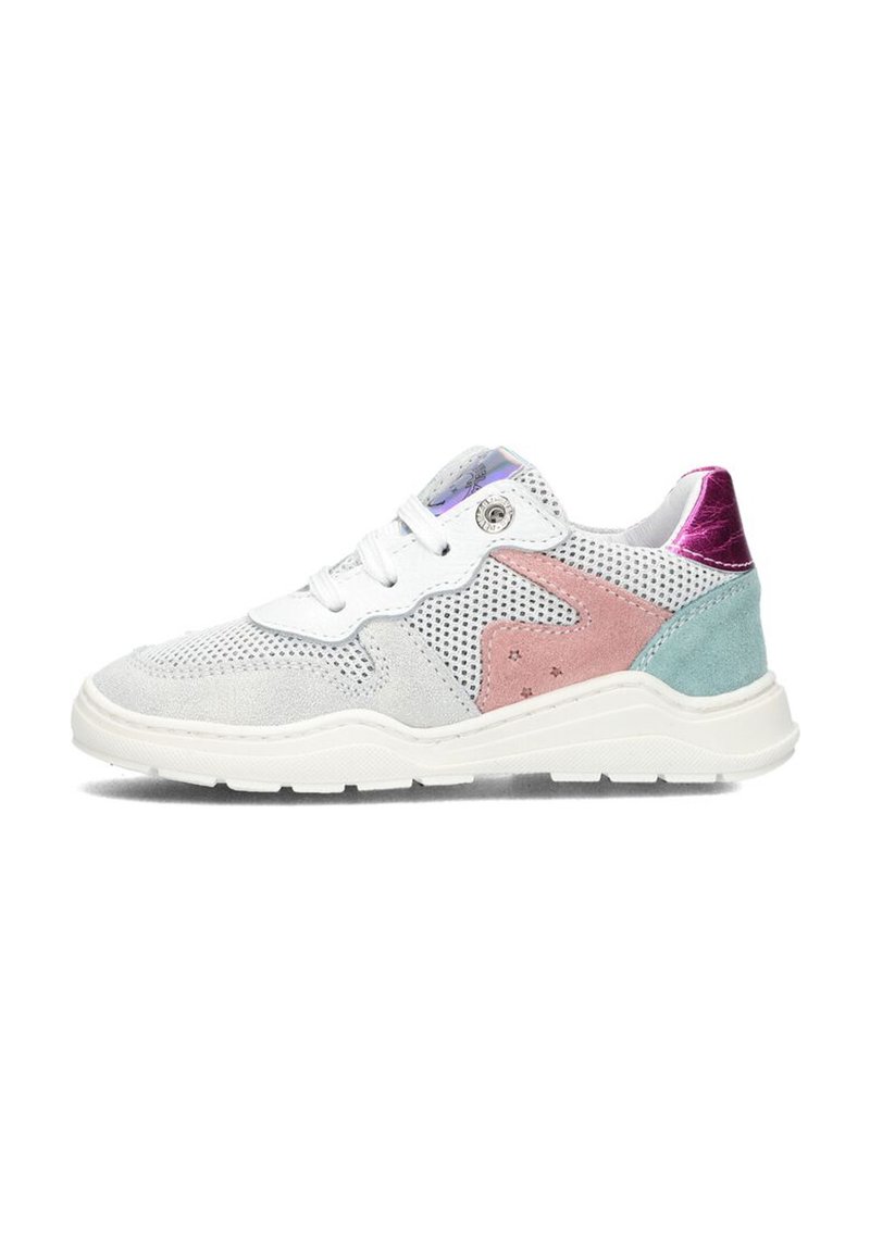 Witte mesh en suède sneakers met roze en turquoise accenten, glanzende paarse hak en witte rubberen zool met gestructureerde profiel.