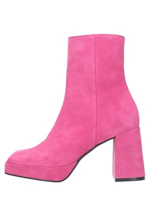 Bottine en daim rose avec un talon bloc épais et une semelle plateforme légèrement surélevée, couture latérale visible.