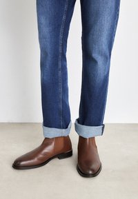 Tommy Hilfiger CORE CHELSEA - Kotníkové boty - winter cognac