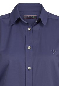 Camicia button-up di un viola scuro con colletto classico, bottoni perlati e un piccolo ricamo di un uccellino sul lato sinistro.