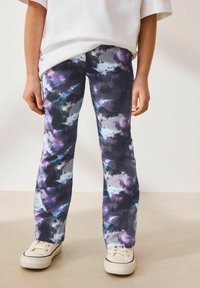 Sama-asu sopir dengan pola abstrak multicolor, menampilkan nuansa hitam, ungu, dan biru. Kain lembut dengan tekstur halus.