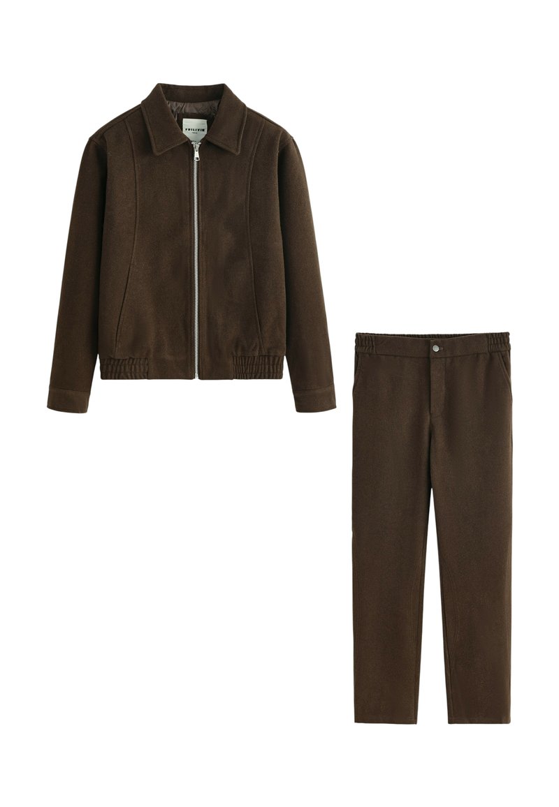 Veste marron zippée avec col, tissu texturé et ourlet élastique. Pantalon assorti marron avec taille élastique et un seul bouton.