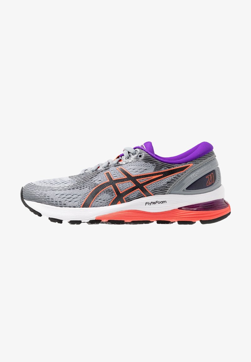 Zapatilla deportiva gris con acentos en naranja y negro, parte superior de malla texturizada, cuello púrpura, mediasuela FlyteFoam y suela de goma para tracción.