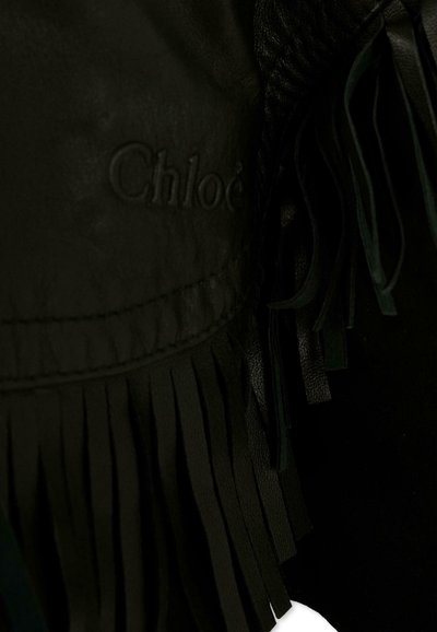 Borsa a tracolla in pelle nera caratterizzata da frange verticali, marchio in rilievo e una texture liscia. Design compatto con accenti moderni.