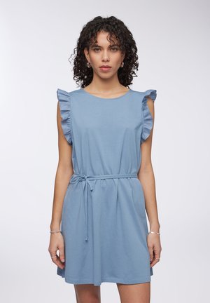 Un vestito a t-shirt di un blu chiaro con maniche a volant, scollo rotondo e cintura in vita, realizzato in un tessuto morbido con una superficie liscia.