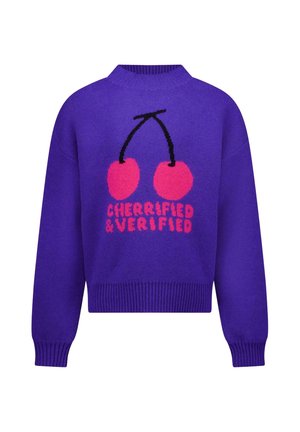 Paarse gebreide trui met twee grote roze kersen en zwarte stelen boven de tekst "Cherrified & Verified" in roze letters aan de voorkant.