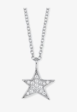 Silberner Sternanhänger mit strukturierten Oberflächen, verziert mit klaren Edelsteinen, der an einer Gliederkette hängt.