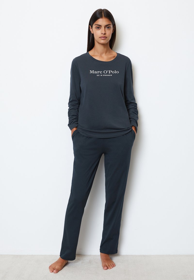 Marineblaues Langarmoberteil und Hosen-Set aus weichem Stoff, mit rundem Ausschnitt und Frontlogo-Druck; schmaler Schnitt mit Seitentaschen.